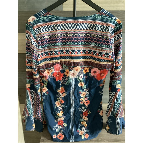 Chic Boutique Rose Floral Sexy V Neck Blouse Size Large With Flare Sleeves - Picture 9 of 9